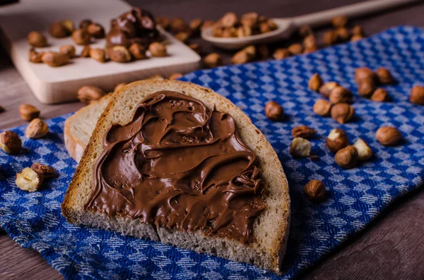 Roti sehat dengan selai coklat dan kacang — Stok Foto