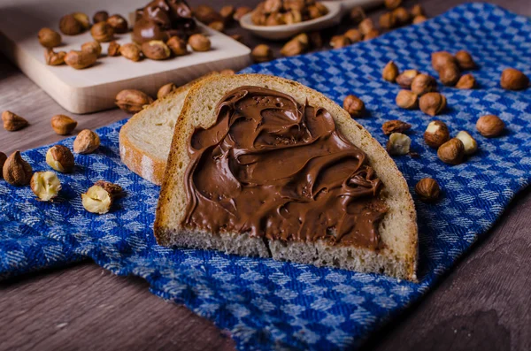 Roti sehat dengan selai coklat dan kacang — Stok Foto