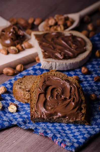Здоровый хлеб с шоколадом и орехами — стоковое фото