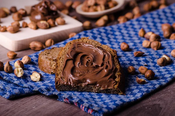 Gezond brood met chocopasta en noten — Stockfoto