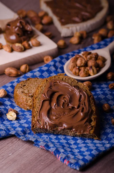 A kenhető csokoládé és dió egészséges kenyér — Stock Fotó