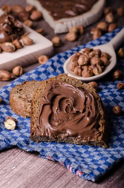 Çikolata yayıldı ve fındık ile sağlıklı ekmek — Stok fotoğraf