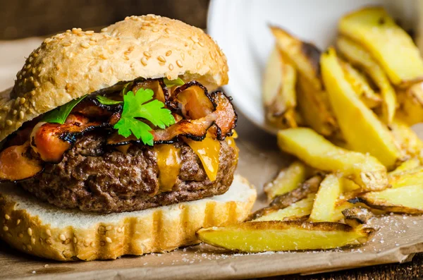 Beef burger med bacon, cheddarost, hemgjorda pommes frites — Stockfoto