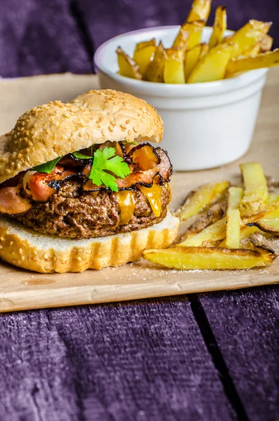 Beef burger med bacon, cheddarost, hemgjorda pommes frites — Stockfoto