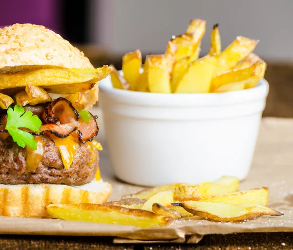 Hamburger di manzo con pancetta, cheddar, patatine fritte fatte in casa — Foto Stock