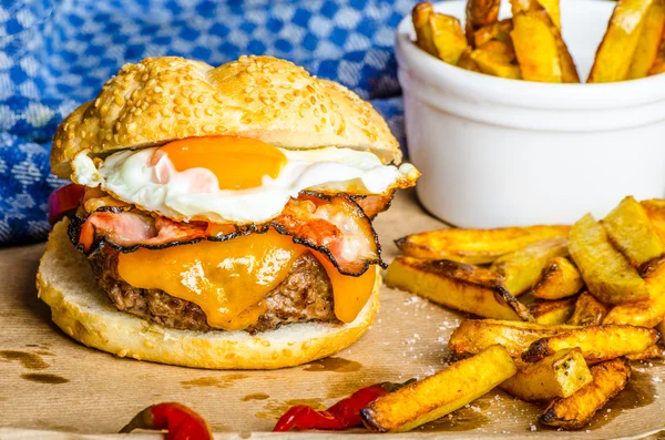 Hemlagad hamburgare med stekt ägg och kryddig frites — Stockfoto