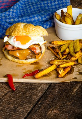 Ev yapımı burger sahanda yumurta ve baharatlı patates