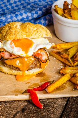 Ev yapımı burger sahanda yumurta ve baharatlı patates