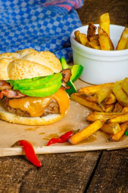 Ev yapımı avokado burger ev baharatlı patates kızartması ile