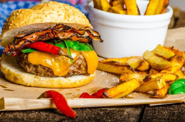 Ev yapımı biber burger ev baharatlı patates kızartması ile