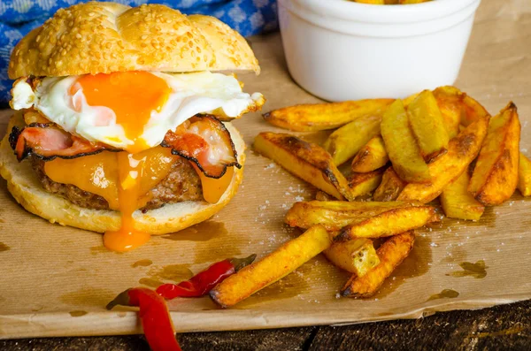 Hemlagad hamburgare med stekt ägg och kryddig frites — Stockfoto