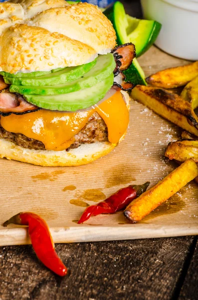 Hemgjord avokado burgare med hem kryddig frites — Stockfoto