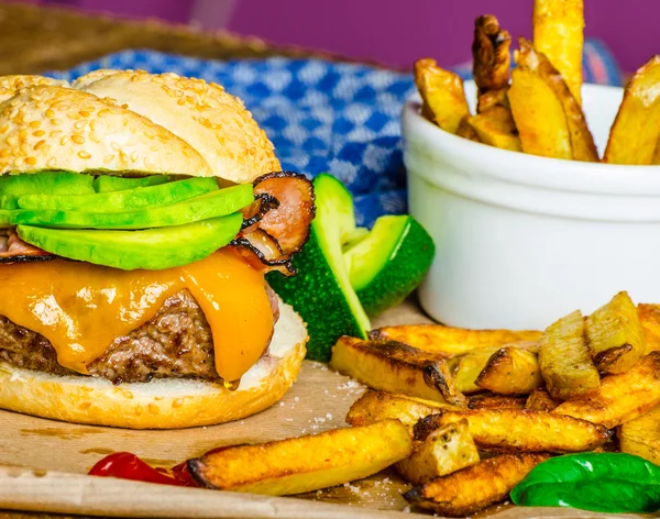 Hamburger di avocado fatto in casa con patatine fritte piccanti — Foto Stock