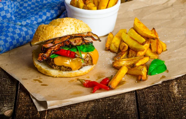 Hemgjorda chili hamburgare med hem kryddig frites — Stockfoto