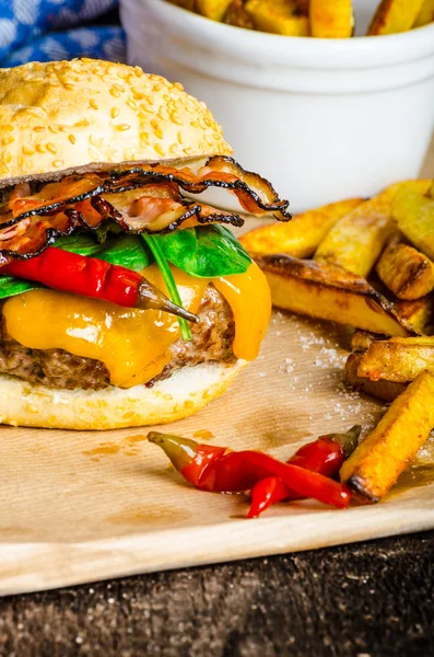 Domácí chilli burger s domácí Pikantní hranolky — Stock fotografie