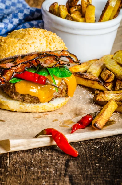 Hambúrguer de pimenta caseiro com batatas fritas picantes em casa — Fotografia de Stock