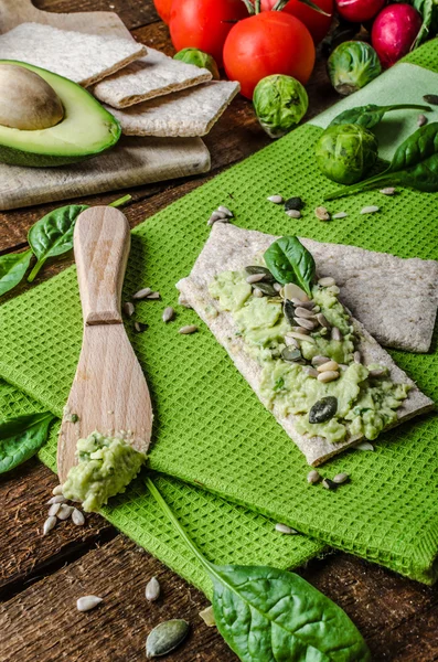 Hem avokado sprids på knäckebröd med frön — Stockfoto