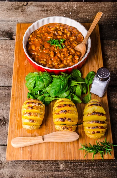 Pikantní kovbojské fazole s bramborové hassleback s bylinkami — Stock fotografie
