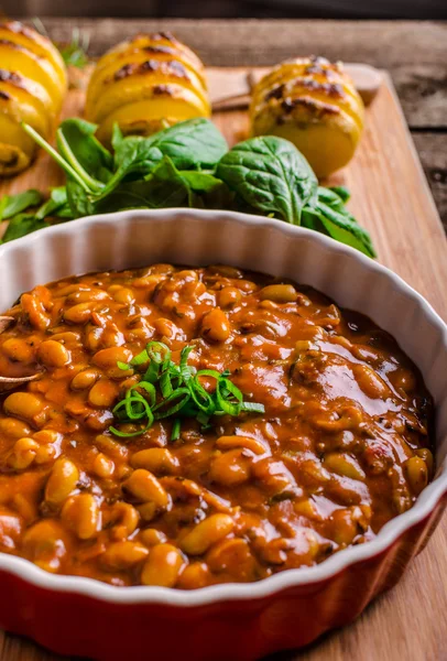 Spicy cowboy beans with hassleback potatoe with herbs — Stock Image Spicy cowboy beans with hassleback potatoe with herbs Stock Picture