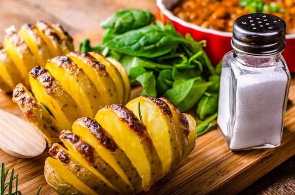 Spicy cowboy beans with hassleback potatoe with herbs — Stock Image Spicy cowboy beans with hassleback potatoe with herbs Stock Picture