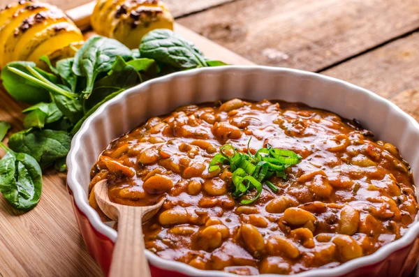 Spicy cowboy beans with hassleback potatoe with herbs — Stock Image Spicy cowboy beans with hassleback potatoe with herbs Royalty Free Stock Photos