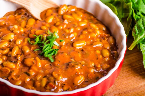 Spicy cowboy beans with hassleback potatoe with herbs — Stock Image Spicy cowboy beans with hassleback potatoe with herbs Stock Photo
