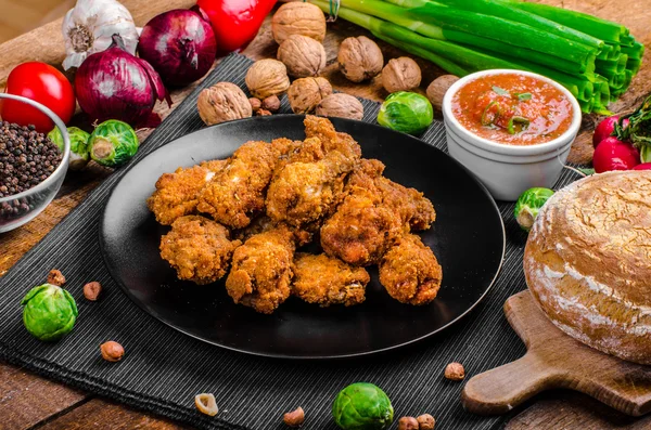 Ailes de poulet panées épicées avec pain fait maison — Photo