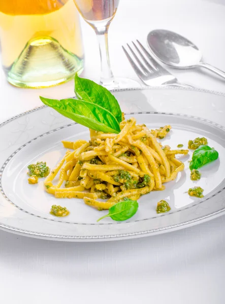 Italian pasta with basil pesto, late harvest wine — Stock Photo, Image