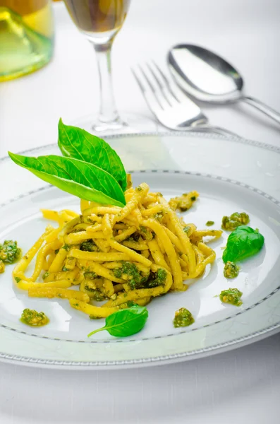 Italian pasta with basil pesto, late harvest wine — Stock Photo, Image