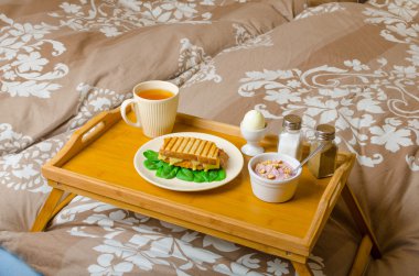 Yatakta kahvaltı.