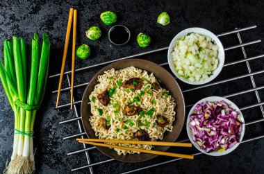 Asya tavuk makarna salatası