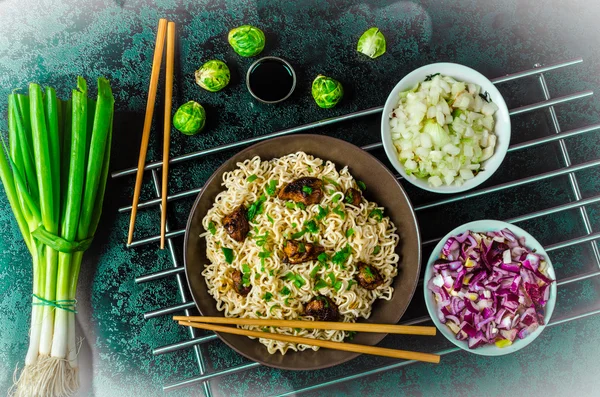 Ensalada asiática de fideos de pollo — Foto de Stock