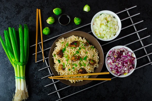 Asiatischer Hühnernudelsalat — Stockfoto