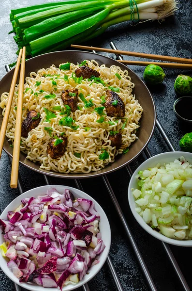 Ensalada asiática de fideos de pollo — Foto de Stock