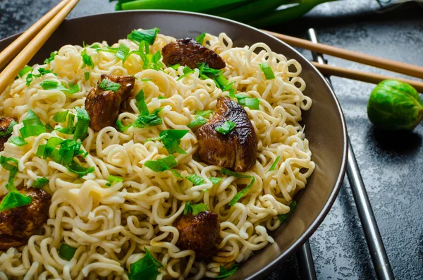 Ensalada asiática de fideos de pollo — Foto de Stock