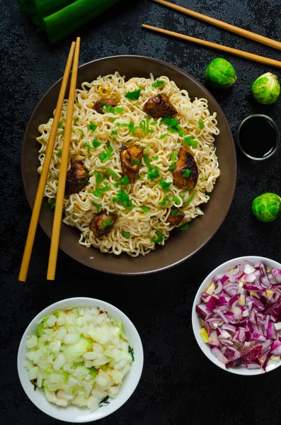 Ensalada asiática de fideos de pollo — Foto de Stock