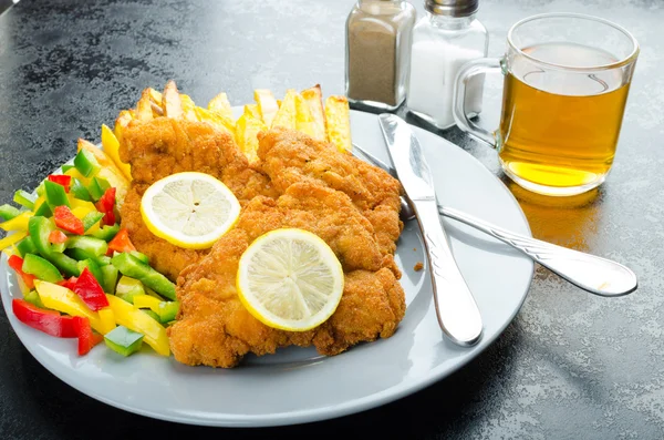 Schnitzel com batatas fritas — Fotografia de Stock