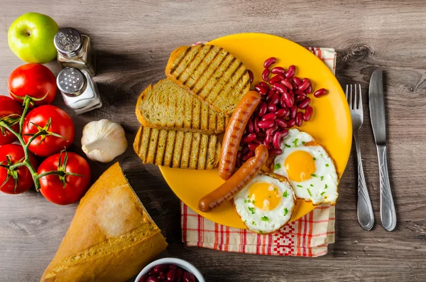 Englisches Frühstück - Knoblauch-Toast, Spiegelei, Bohnen und englisches Frühstück, Toast, Ei, Bohnen, Würstchen — Stockfoto