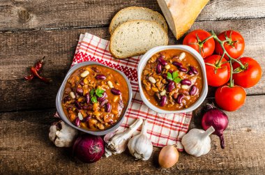 Ev yapımı biber con carne, biyo ekmek