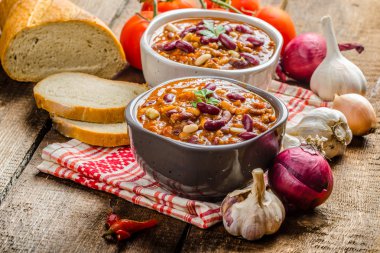 Ev yapımı biber con carne, biyo ekmek