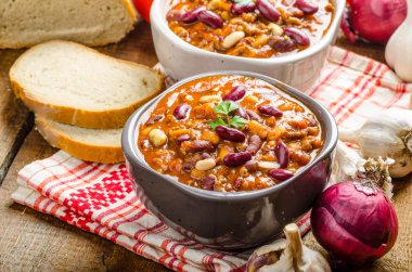 Ev yapımı biber con carne, biyo ekmek