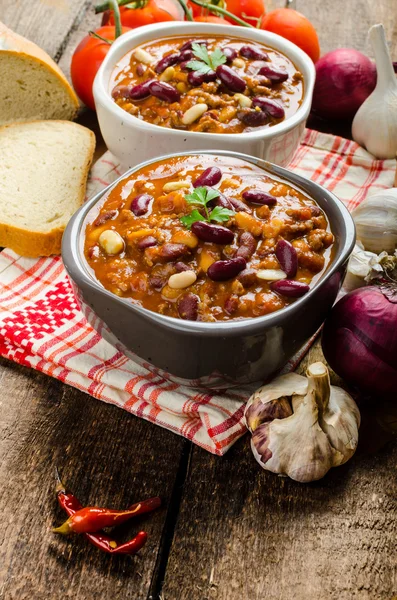 Peperoncino con carne fatto in casa, pane bio — Foto Stock