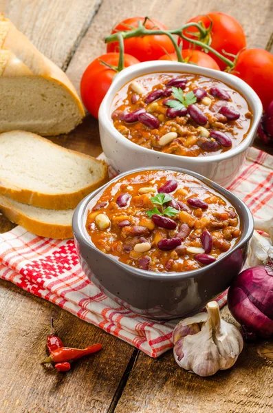 Peperoncino con carne fatto in casa, pane bio — Foto Stock