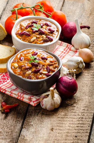 Homemade chilli con carne, bio bread — Stock Image Homemade chilli con carne, bio bread Stock Photo