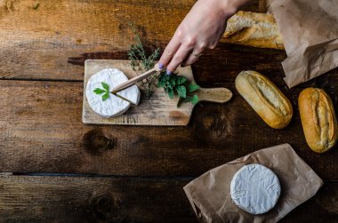 Camembert, ev yapımı hamur işleri ile yumuşak peynir