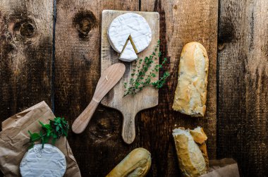 Camembert, ev yapımı hamur işleri ile yumuşak peynir