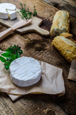 Camembert, ev yapımı hamur işleri ile yumuşak peynir