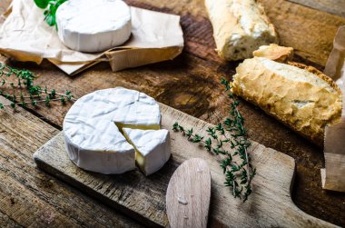 Camembert, ev yapımı hamur işleri ile yumuşak peynir