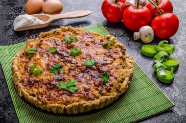 Ev Fransız kiş mantar, domates ve pırasa dolması