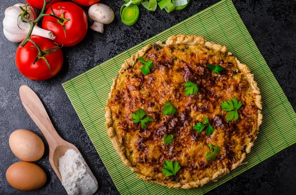 Accueil Quiche française farcie aux champignons, tomates et poireaux — Photo